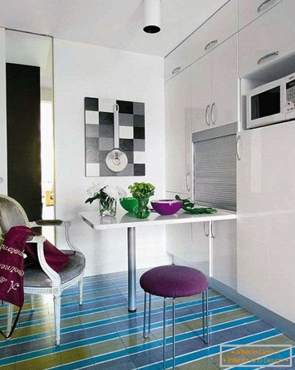 Prosty design małej kuchni w nowoczesnym mieszkaniu