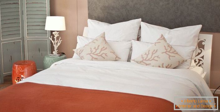 Przykład prawidłowo dobranych lampek nocnych do sypialni w stylu śródziemnomorskim. 