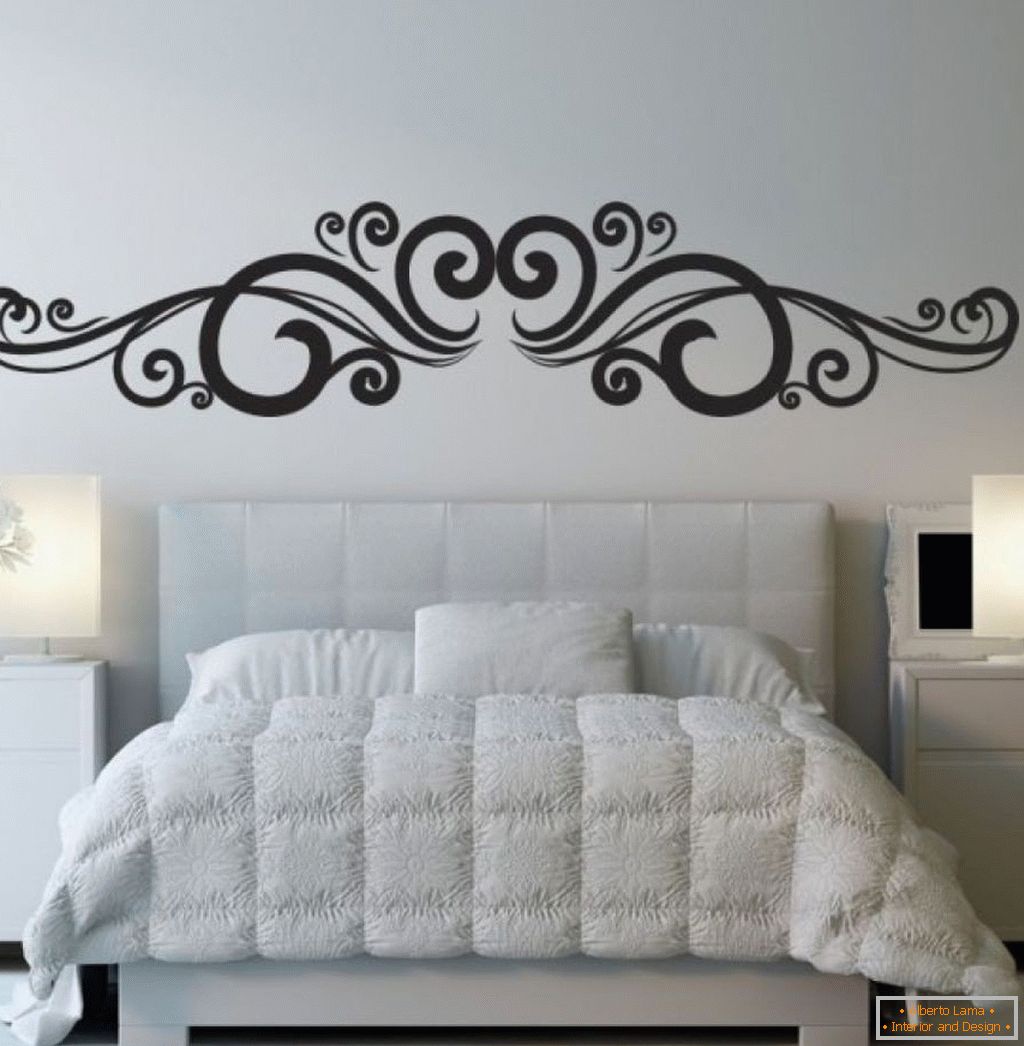Wzory na ścianie nad łóżkiem