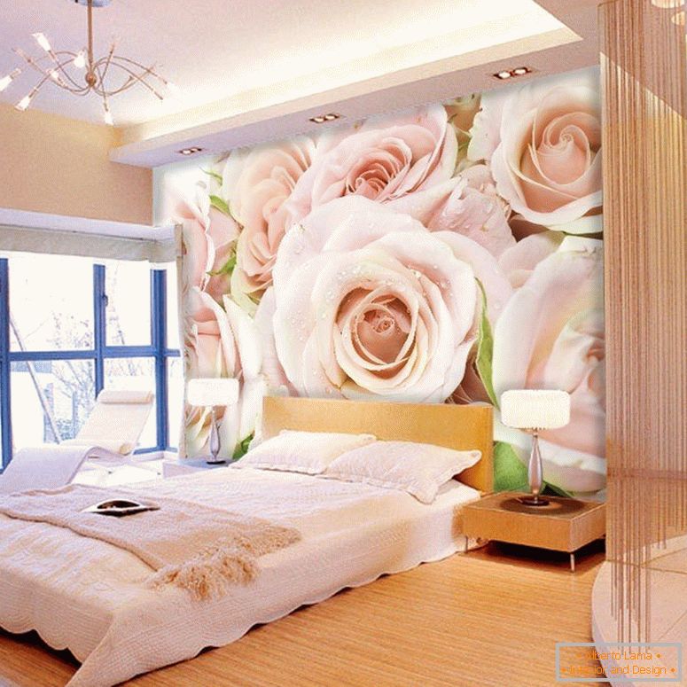 Róże na ścianie sypialni