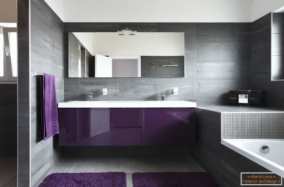 Połączenie brązu i fioletu w wystroju łazienki