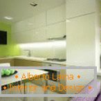 Białe meble i jasnozielone ściany w kuchni