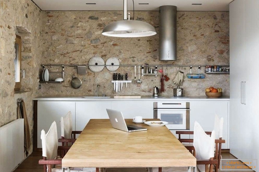 Kuchnia z betonowymi ścianami i dużą szafą z jadalnią