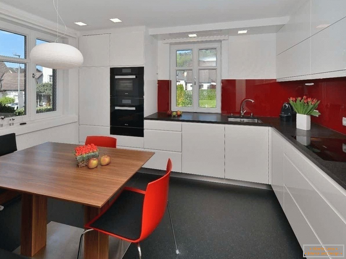 Biały matowy sufit poszerzy przestrzeń małych kuchni w stylu high-tech