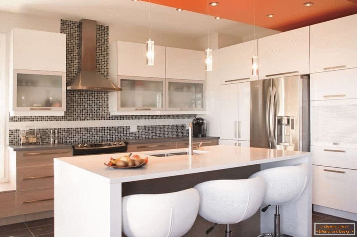 Połączenie koloru na suficie we wnętrzu kuchni w stylu high-tech