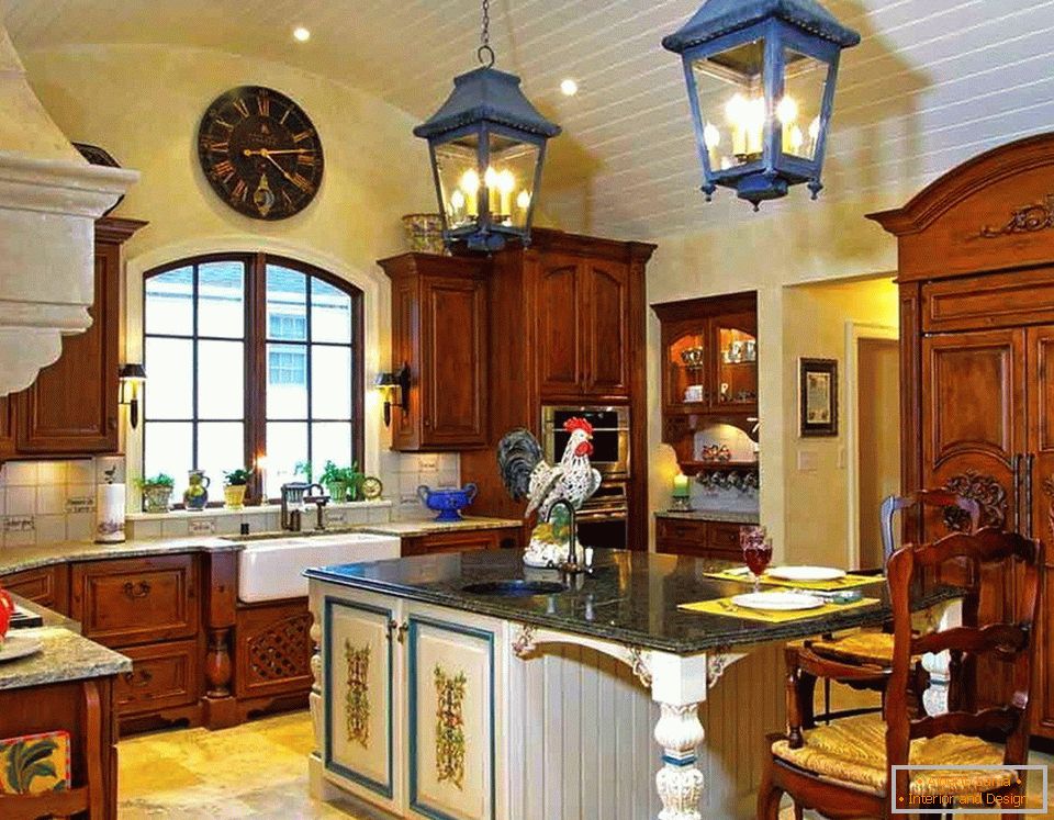 Jasne kolory we wnętrzu kuchni w stylu wiejskim