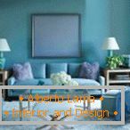 Sofa z niebieskimi poduszkami