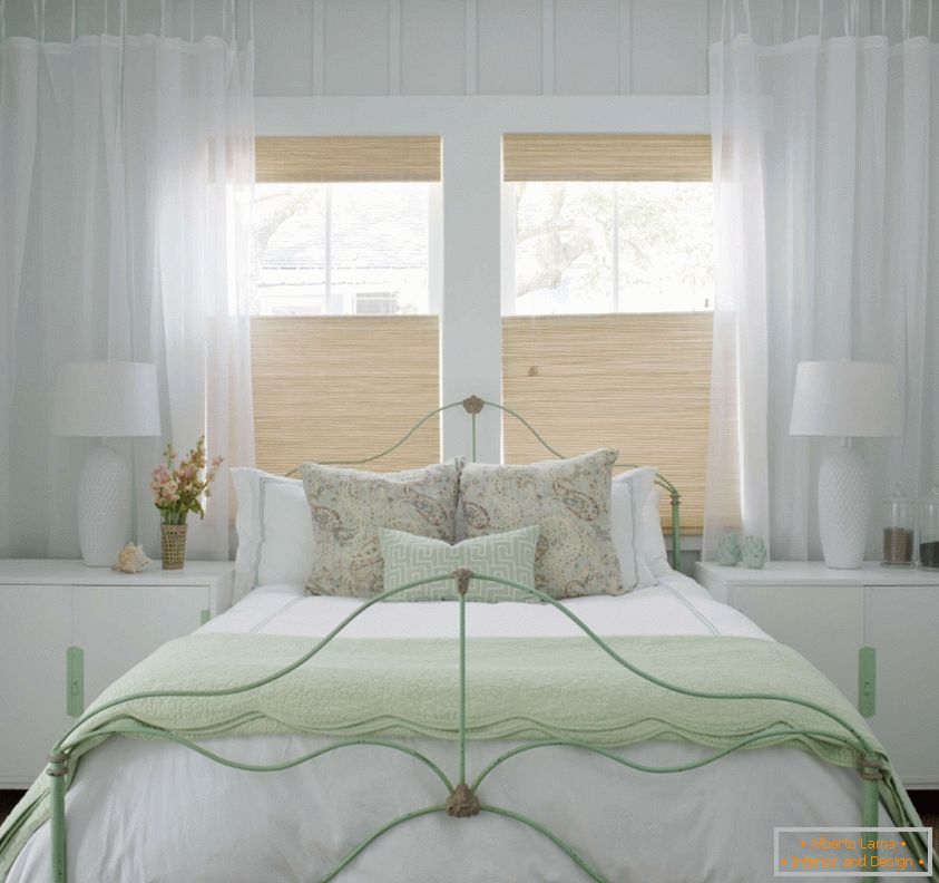 Delikatna biała sypialnia w stylu Prowansji