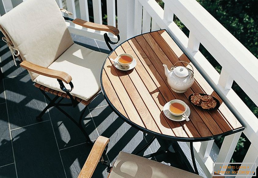 Miejsce na kawę na małym balkonie