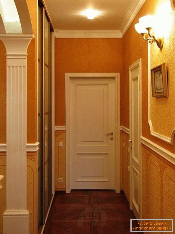 Mały korytarz w stylu klasycznym