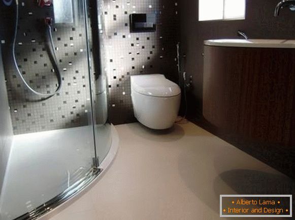 Połączona łazienka z wiszącą instalacją wodną i prysznicem
