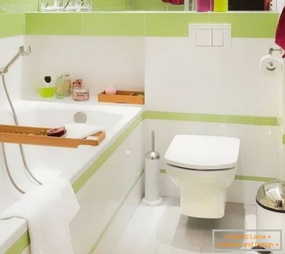 Mała połączona łazienka z biało-zielonymi kafelkami