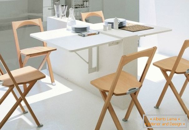 Składane krzesła i stół