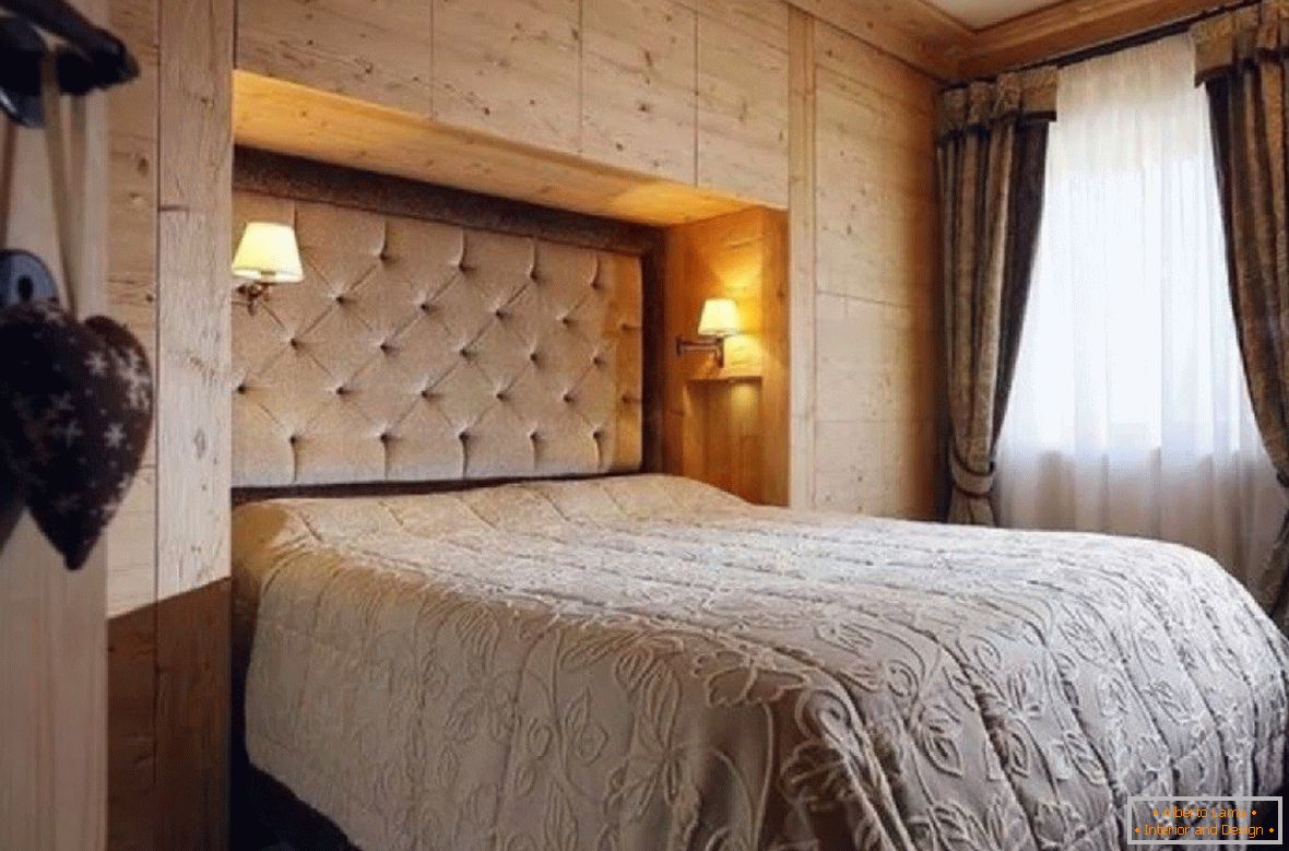 Sypialnia w niszy drewnianych szafek