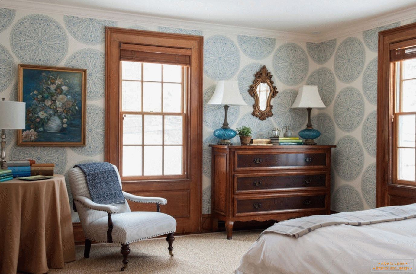 Niebieska tapeta z ornamentem w sypialni