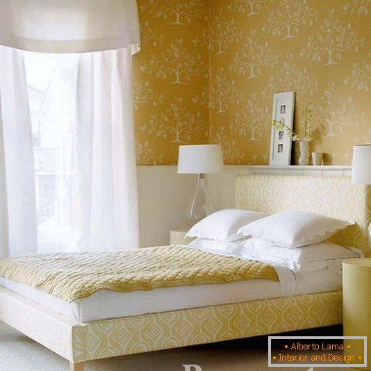 Sypialnia z żółtą tapetą