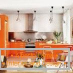 Kuchnia-salon w odcieniach pomarańczowych