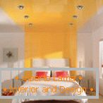 Biała sypialnia z pomarańczowym paskiem