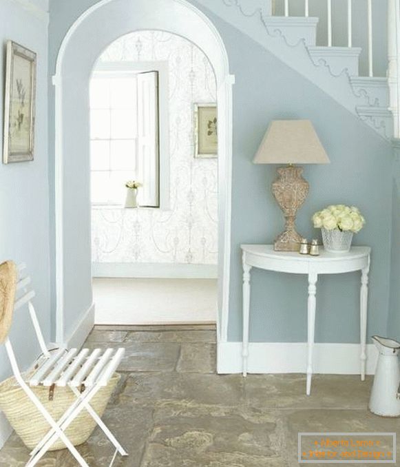 Niebieskie wnętrze stylu prowansalskim korytarzu