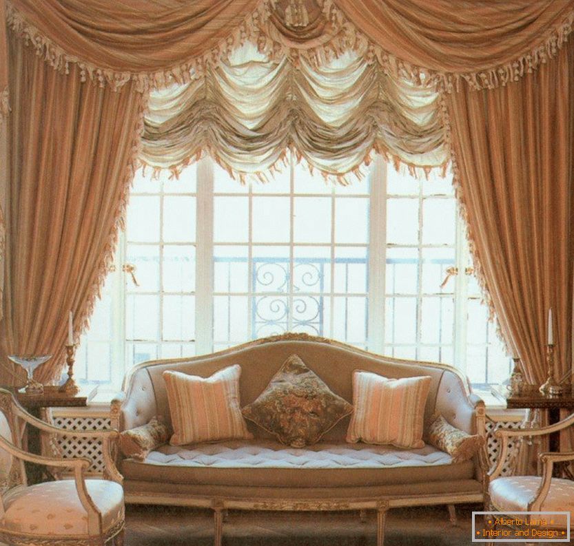 Wnętrze z eleganckimi zasłonami i sofą