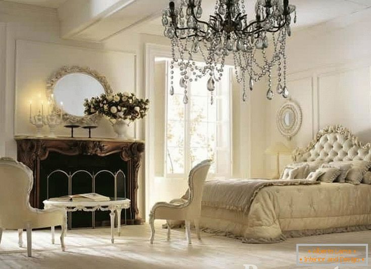 Biała i beżowa sypialnia w stylu klasycznym z kominkiem
