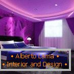Liliowy sufit z oświetleniem w sypialni