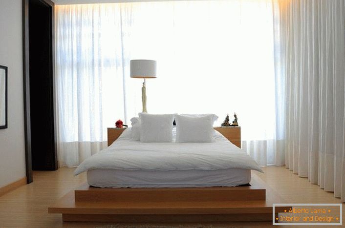 Łóżko przypomina duże miękkie łóżko z pierza, które znajduje się na wysokiej kładce z drewna. Zasłony wykonane z miękkiej, półprzezroczystej, latającej tkaniny sprawiają, że atmosfera w pokoju jest romantyczna i relaksująca. 