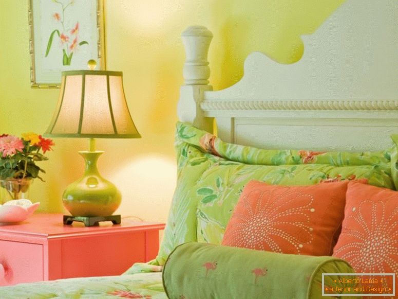 Połączenie zieleni z innymi kolorami we wnętrzu sypialni