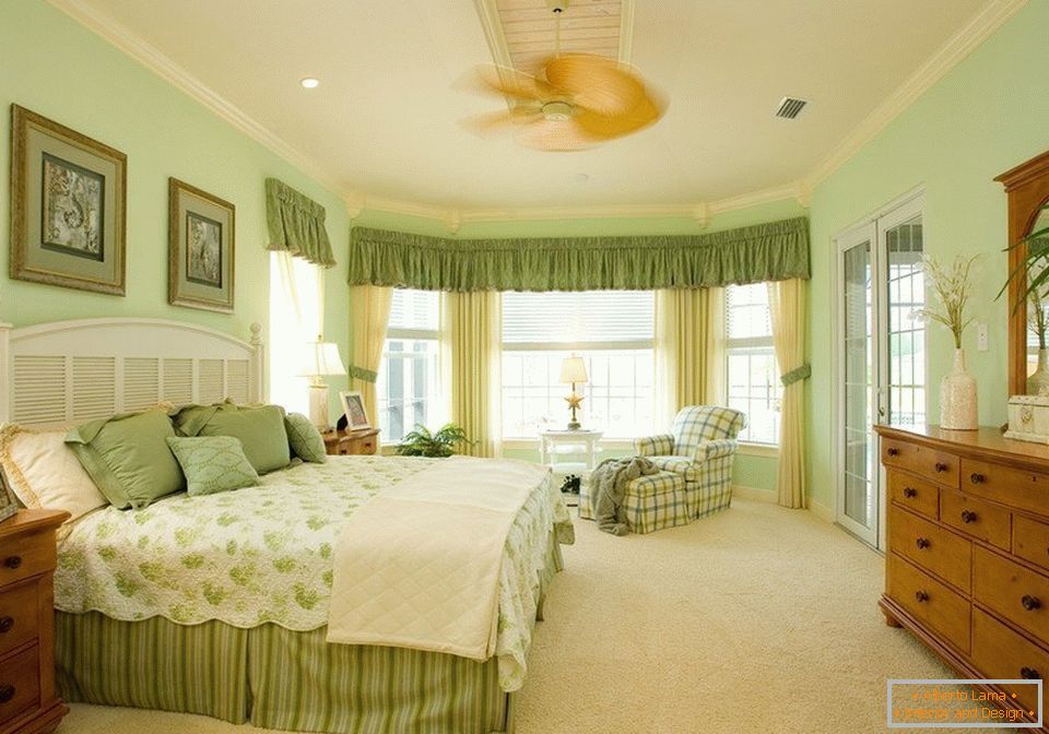 Wnętrze przestronnej sypialni w zielonych kolorach