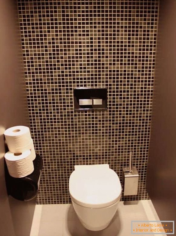 Połączenie ścian z płytkami i malowanie w małej toalecie