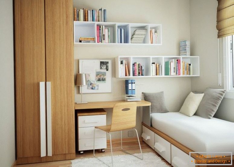 minimalistyczno-malutko-apartamentowy-z-brązowym-drewniano-szafkowym-blisko-biurkowym-białym-drewniano-pływającym-regałem-przymocowanym do białej ściany-również-brązowo-drewniano-pojedynczym-łóżkiem- dopasowany do ramy-biały-drewniany-3-przesuwny dr