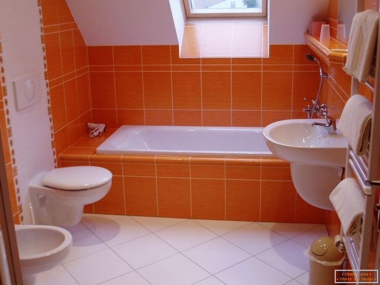Pomarańczowa łazienka z małym oknem