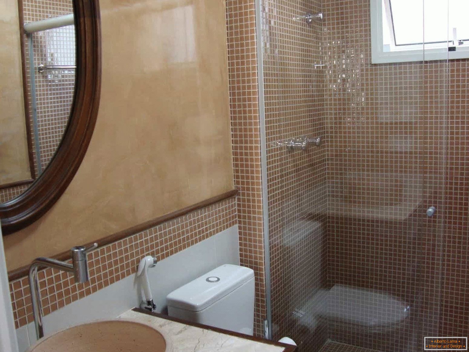Mozaika jest popularna w wykańczaniu łazienki w domu panelowym