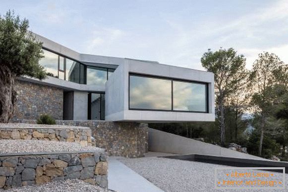 Budowa domu w stylu high-tech oraz betonu i kamienia