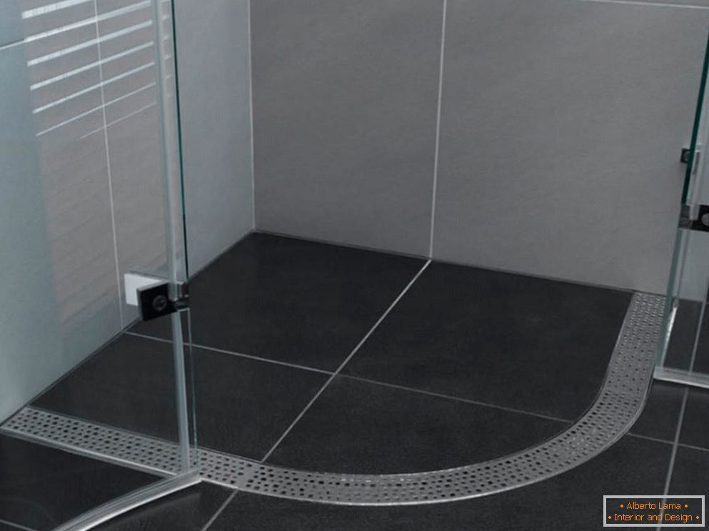 Czarna płytka na podłodze w kabinie prysznicowej