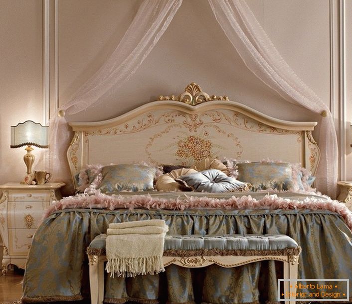 Lekki baldachim nad łóżkiem sprawia, że ​​atmosfera w pokoju jest przytulna i romantyczna.