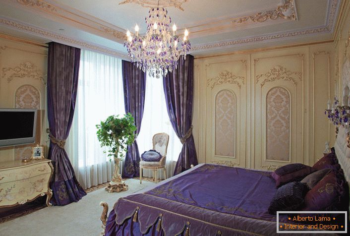 Aby zaprojektować sypialnię w stylu barokowym, projektant zastosował ciemnofioletowe akcenty.