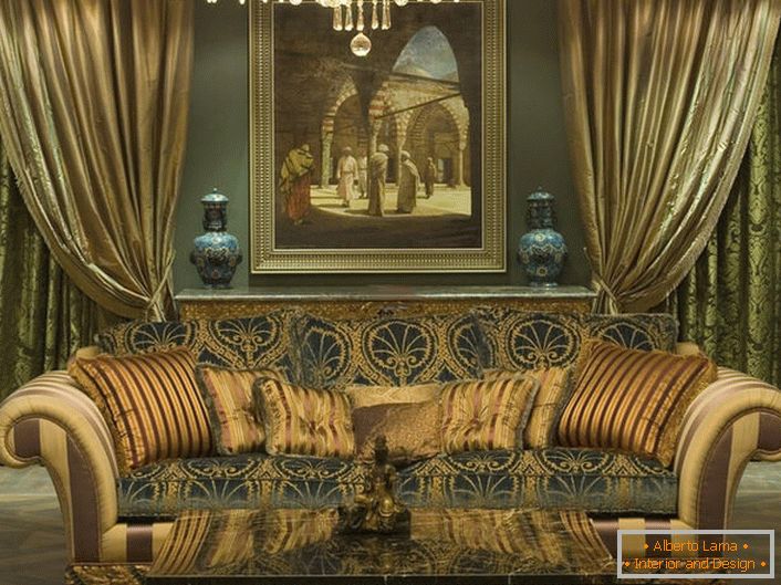 Stylowa, masywna sofa z miękkim obiciem ozdobiona jest poduszkami różnej wielkości, zgodnie ze stylem baroku.