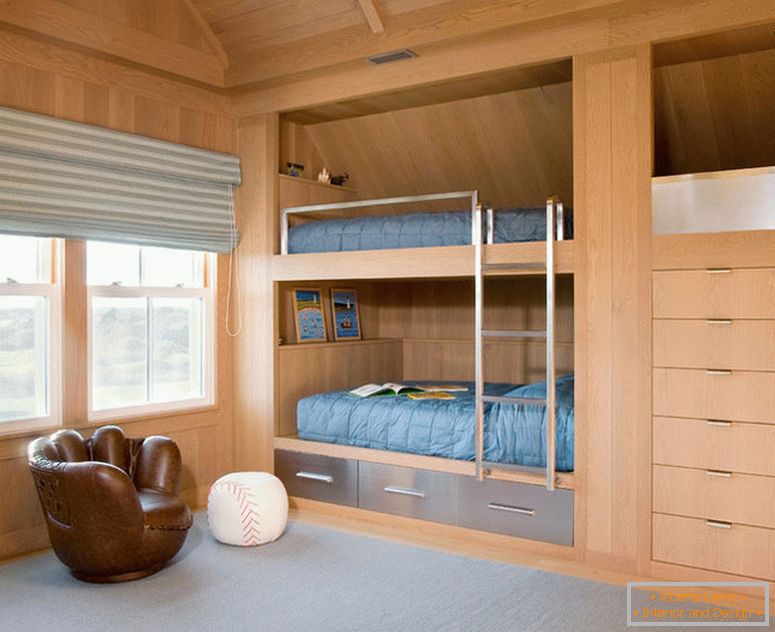 Łóżko piętrowe w sypialni z drewnianymi wykończeniami
