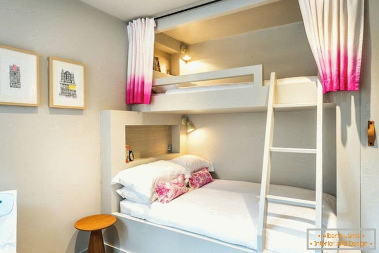 Łóżko piętrowe w białej i różowej sypialni