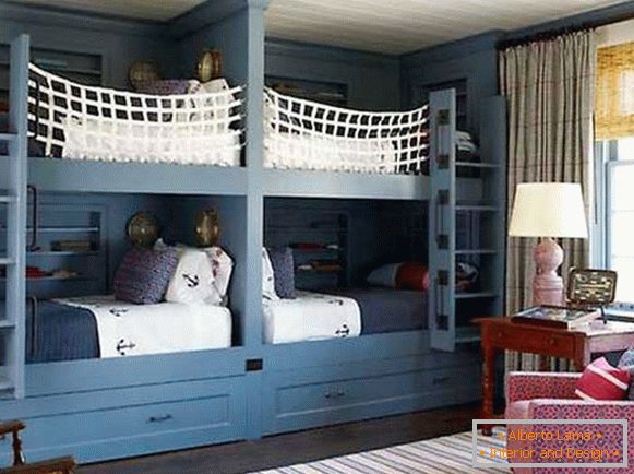 Łóżko piętrowe w pokoju dziecinnym
