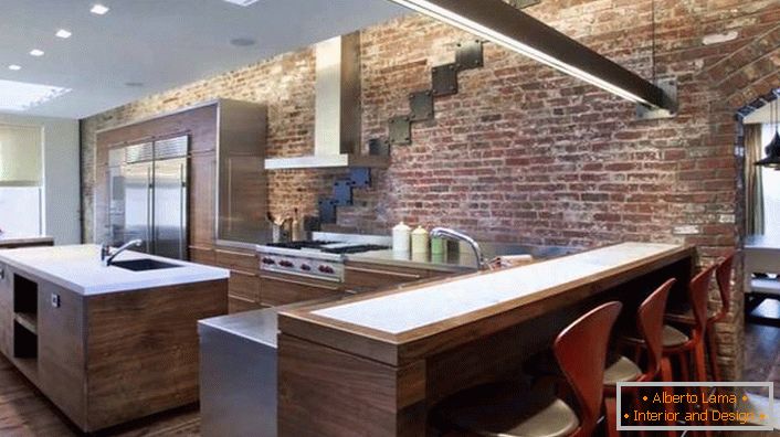 Ściana z cegły świetnie pasuje do wnętrza kuchni w stylu loftu.