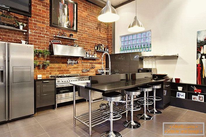 Stalowe, chromowane meble idealnie pasują do kuchni w stylu loft. Prawidłowo zorganizowana przestrzeń jest nie tylko praktyczna i funkcjonalna, ale także przytulna.