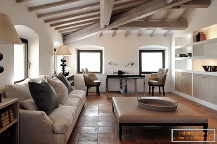 Mansard w żartach w stylu - доказательство того, что деревенский стиль может быть элегантным и роскошным. Правильно подобранные элементы декора делают атмосферу комнаты уютной и комфортной. 