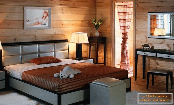 Ściany pokoju z drewnianej ramy harmonijnie łączą się z meblami w sypialni w kolorze cenogee.