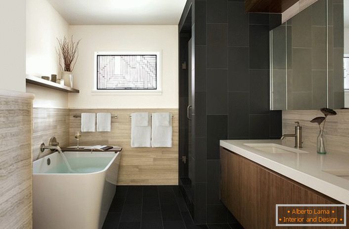 Styl secesji jest nierozerwalnie związany z wykorzystaniem naturalnych materiałów do dekoracji. Panele wykonane z jasnego drewna sprawiają, że atmosfera w łazience jest szlachetna i wyrafinowana.