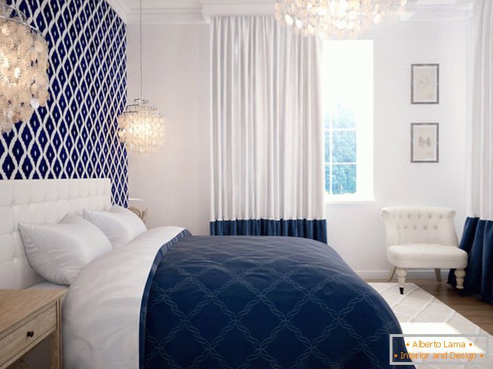 Sypialnia w stylu śródziemnomorskim charakteryzuje się niskim wzornictwem. Korzystne połączenie kolorów białego i niebieskiego rzuca morskie motywy i zestawy do odpoczynku.