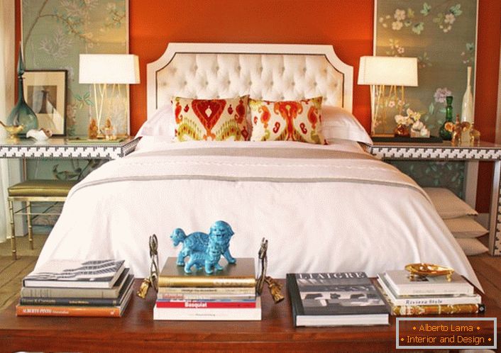 Jasne wnętrze w stylu eklektycznym do sypialni. Szary kolor na wykończeniu z powodzeniem łączy się z kontrastującym pomarańczowym kolorem.