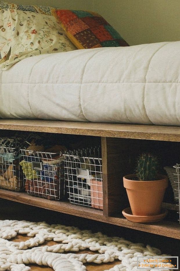 Przechowywanie pod łóżkiem, aby zwiększyć przestrzeń w sypialni