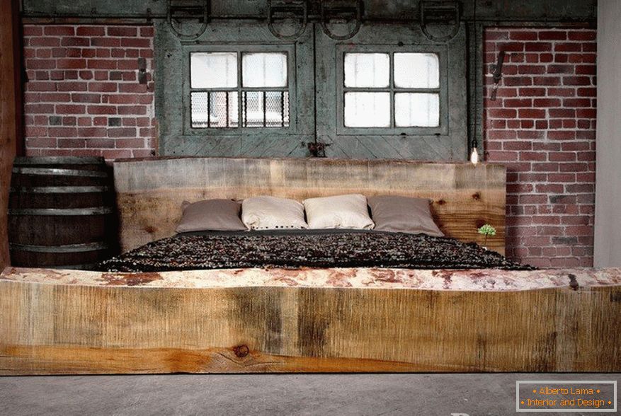 Łóżko z nieobrobionego drewna